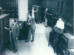 Weerhuisje.eu - Naar het moderne tijdperk - De ENIAC-computer, gebruikt voor het maken van de eerste numerieke weersverwachting, was een dinosaurus. Hij bestond uit 18.000 radiobuizen, 70.000 weerstanden, 10.000 condensatoren en 6.000 schakelaars. De machine had een energiebron die ongeveer half zoveel ruimte in beslag nam als hijzelf