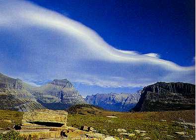 Weerhuisje.eu - Het weer en het landschap - Invloed van Land en Zee op de Weersystemen - Een grote lenticulariswolk hangt boven Glacier National Park in Wyoming
