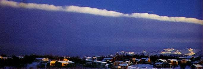 Weerhuisje.eu - Wolkenvorming - Condensatie, Luchtstromingen en Stijgingen - Dit naderende front boven Alaska stuwt lucht op en doet stratusbewolking ontstaan